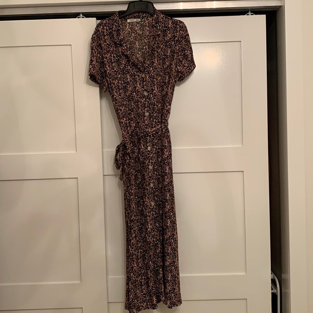 Dex dress. Worn 2 times. It’s a very pretty dress, size small. Looks amazing on.